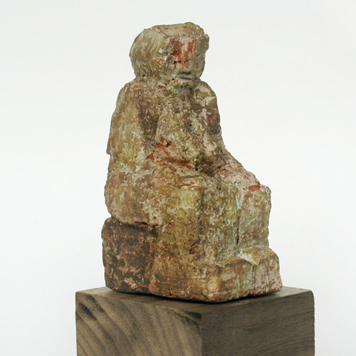 Kleine Keramikfigur einer sitzenden Frau