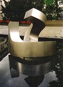 AUFSTEIGENDE WOGE, 1998, Edelstahl, h = 220 cm